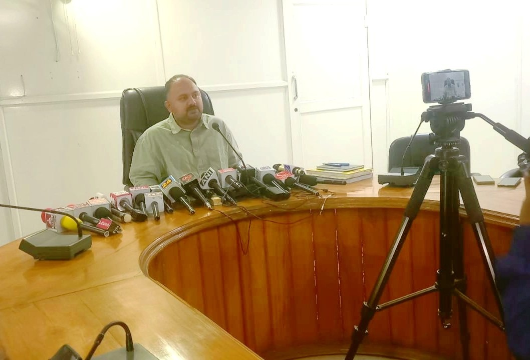 आज विशेष प्रगाढ़ पुनरीक्षण कार्यक्रम के संबंध में पत्रकारों के साथ एक महत्वपूर्ण प्रेस वार्ता की गई, जिसमें मीडिया बन्धुओ को SIR कार्यों की वर्तमान स्थिति तथा किए जा रहे सुधारात्मक प्रयासों से अवगत कराया गया।
<a href="/ECISVEEP/">Election Commission of India</a> <a href="/ceoup/">CEO Uttar Pradesh</a>