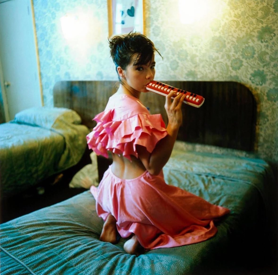 aaakkmm's tweet image. ビョーク様今日誕生日で60歳🎂おめでとうございます。たぶんこれまでで一番か二番というくらい取材させてもらったアーティスト。今年のインタビューでも地球温暖化はもう阻止でなきないという考えのもと人間はキノコに進化すればいいという最後までポジティブなビジョンに感動instagram.com/p/CEeoMQEpQY7/…