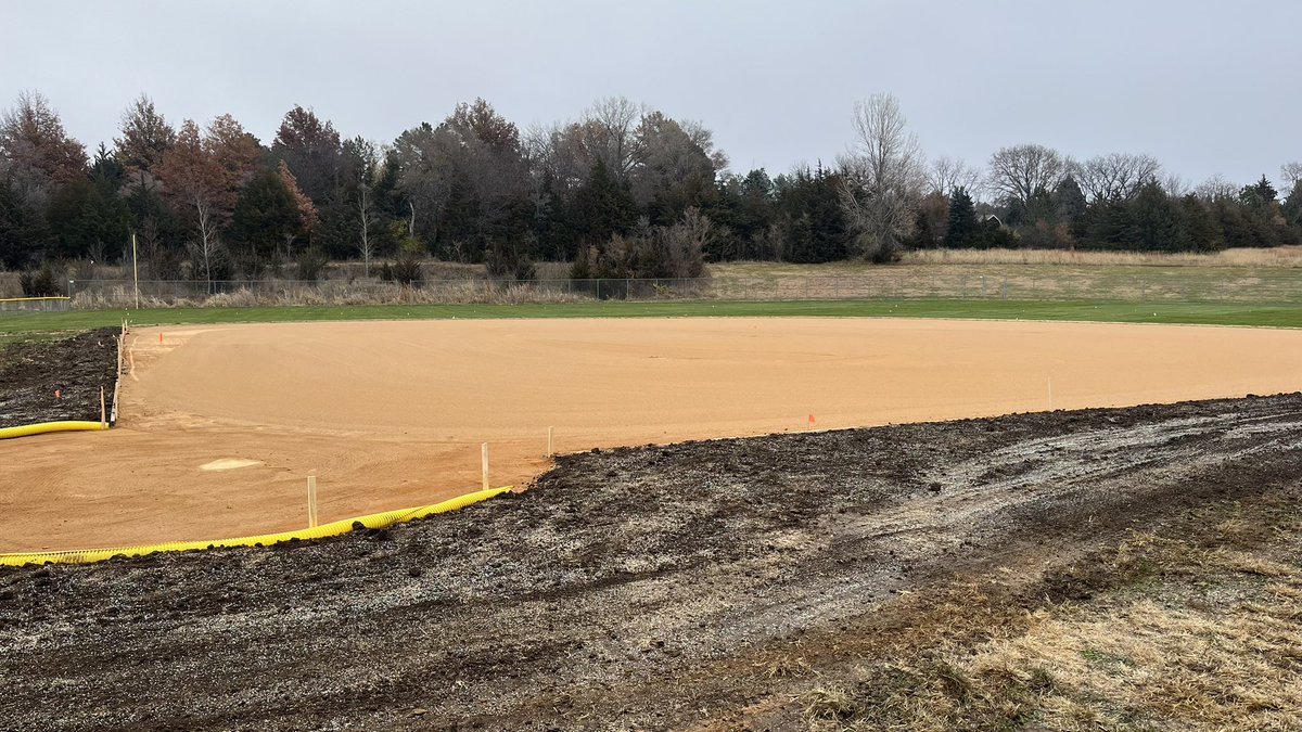 A huge thank you to the LPS ground crew that upgraded our softball/baseball practice infield. 
We really appreciate the hard work they put in. 
It looks great!