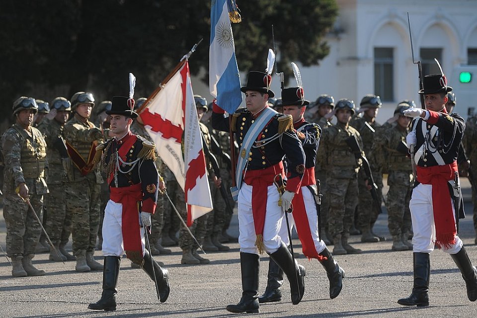 <a href="/_fisuras/">Carol</a> Linda bandera. En Argentina todavía la usamos como símbolo de la defensa contra las invasiones inglesas. Hay que usarla más.