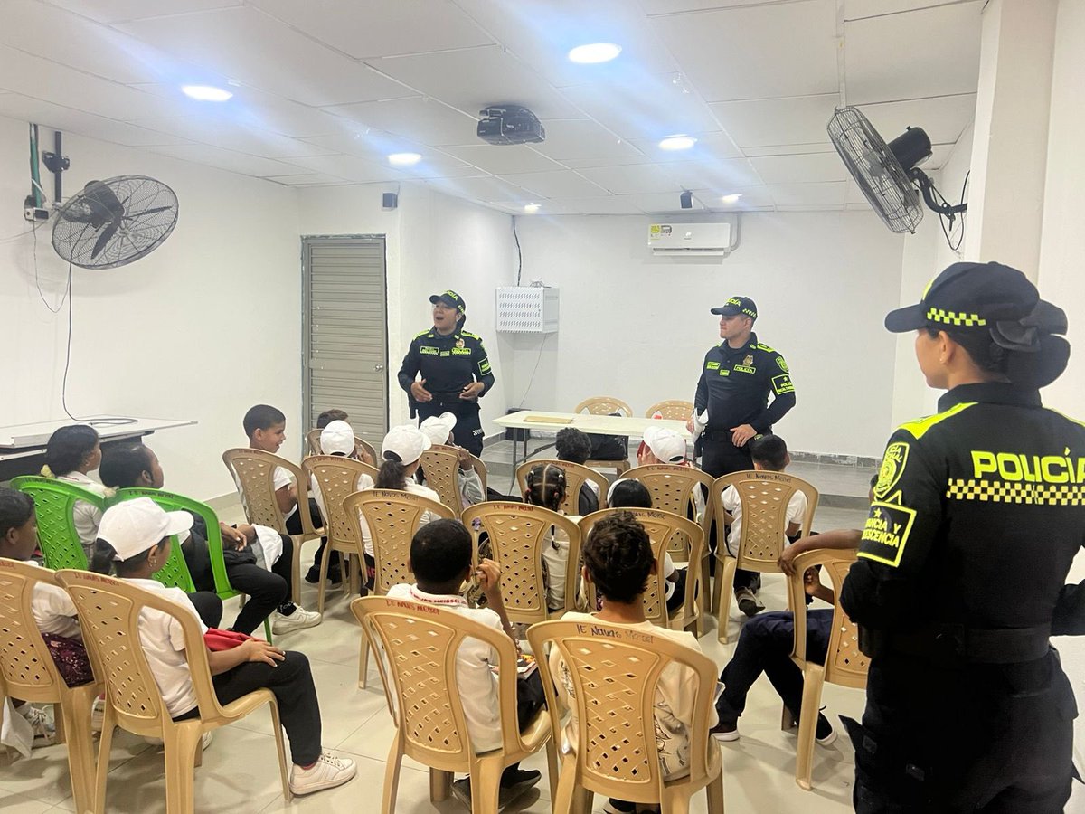 📢 #SemillerosDeLegalidad
La <a href="/PoliciaAduanera/">Policía Fiscal y Aduanera (POLFA)</a> , junto al Grupo de <a href="/ProteccionPonal/">Policía de Protección y Servicios Especiales</a> , realizó la actividad “El compromiso de todos para construir una sociedad justa y legal”. 👮‍♀️👧🧒
Promovemos en nuestros niños y adolescentes valores y respeto por la legalidad. 

#JuntosPorLaNiñez