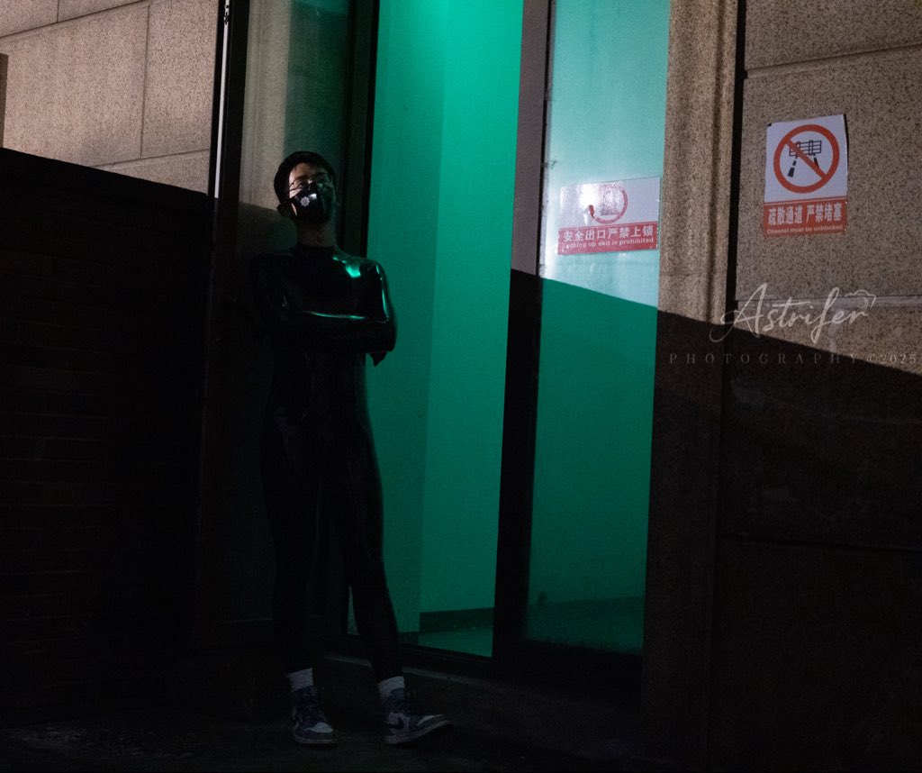 门被推开，藏匿在阴影中的人形，一点光泽诉说着他的存在…

The door creaked open, a figure lurking in the shadows, only a faint sheen betraying his presence.