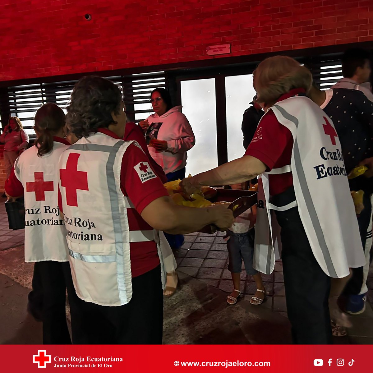 cruz_roja_eloro's tweet image. 📍Nuestro voluntariado realizó la entrega de producto caliente en los exteriores del Hospital Teófilo Dávila, el IESS Machala y en las calles céntricas de la ciudad.
#CruzRoja #voluntarios