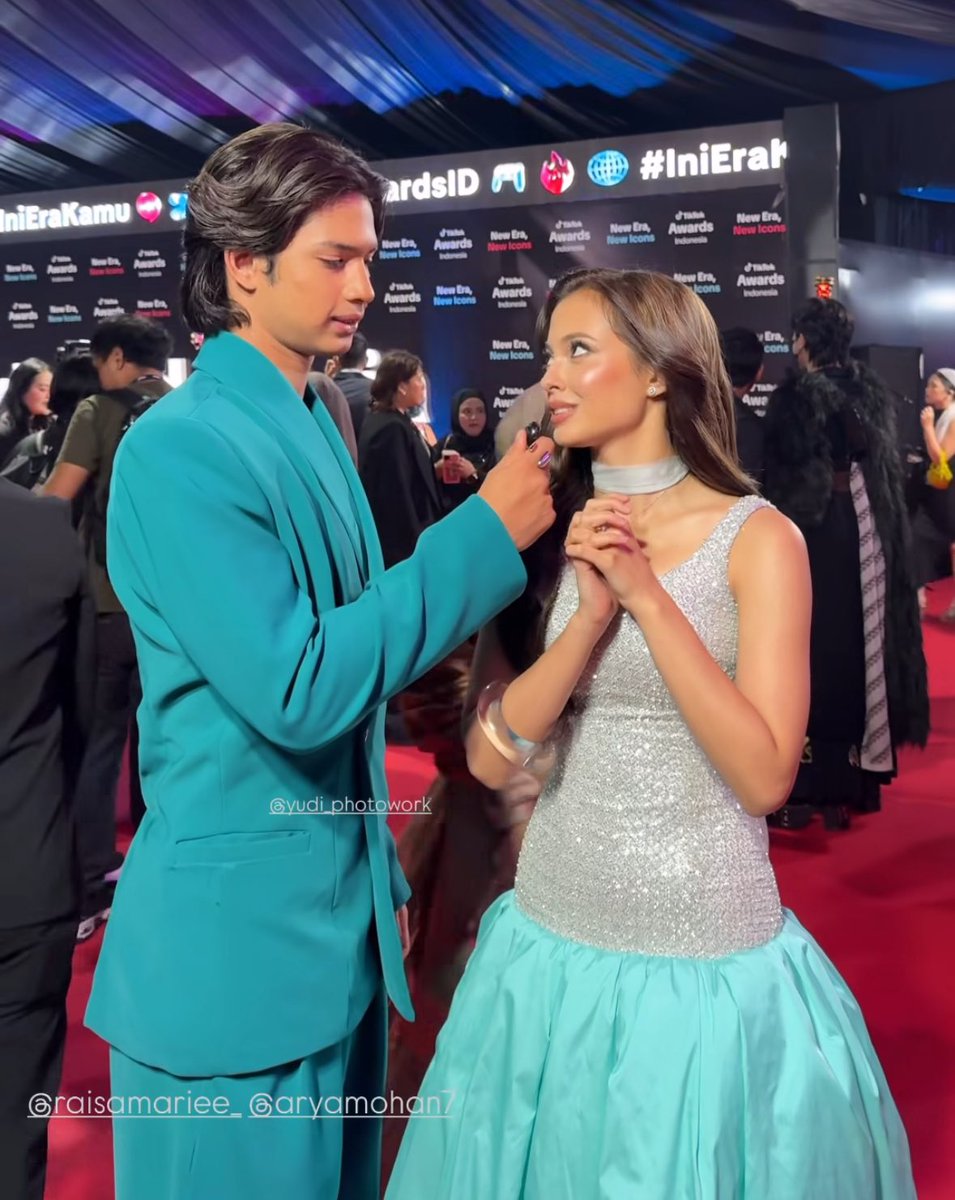 akash8i's tweet photo. act of service is as simple as him holding the mic for her just so she could talk freely 🥺🩷 https://t.co/2lrg6Dyiqd