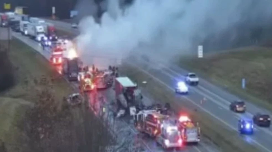 Twin tractor-trailer fires shut down eastbound I-24 traffic near Monteagle Friday morning. bit.ly/3LQgLyo

(Image via TDOT Smartway traffic cameras)