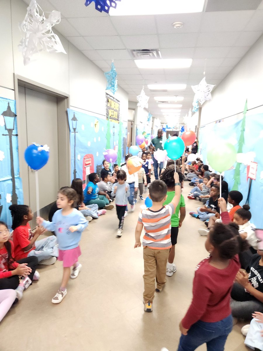 JSES_Stallions's tweet image. Our PreK and Kinder @JSES_Stallions held an adorable #BalloonsOverBroadway parade today based on the book by Melissa Sweet! 🎈🦃🎈 #HappyThanksgiving