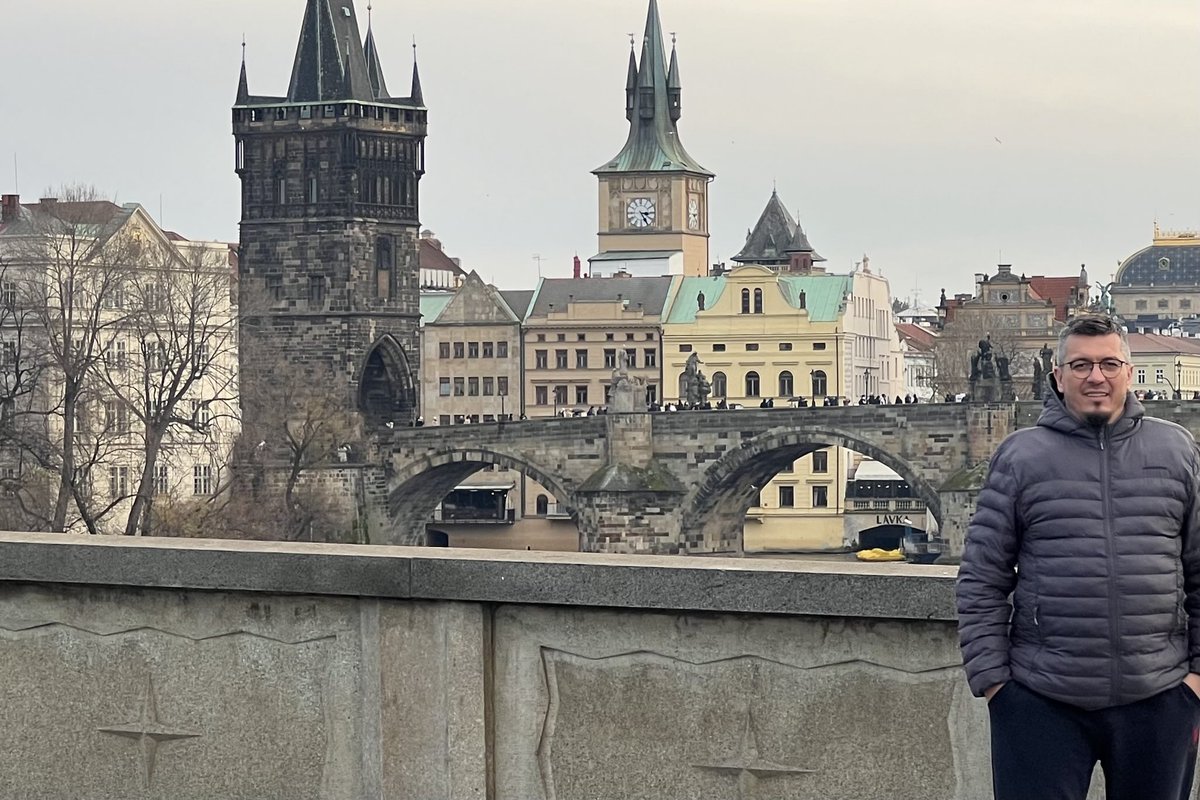 Prag!… Ve hemen her caddesinde bir sanatçımızın afişi!…