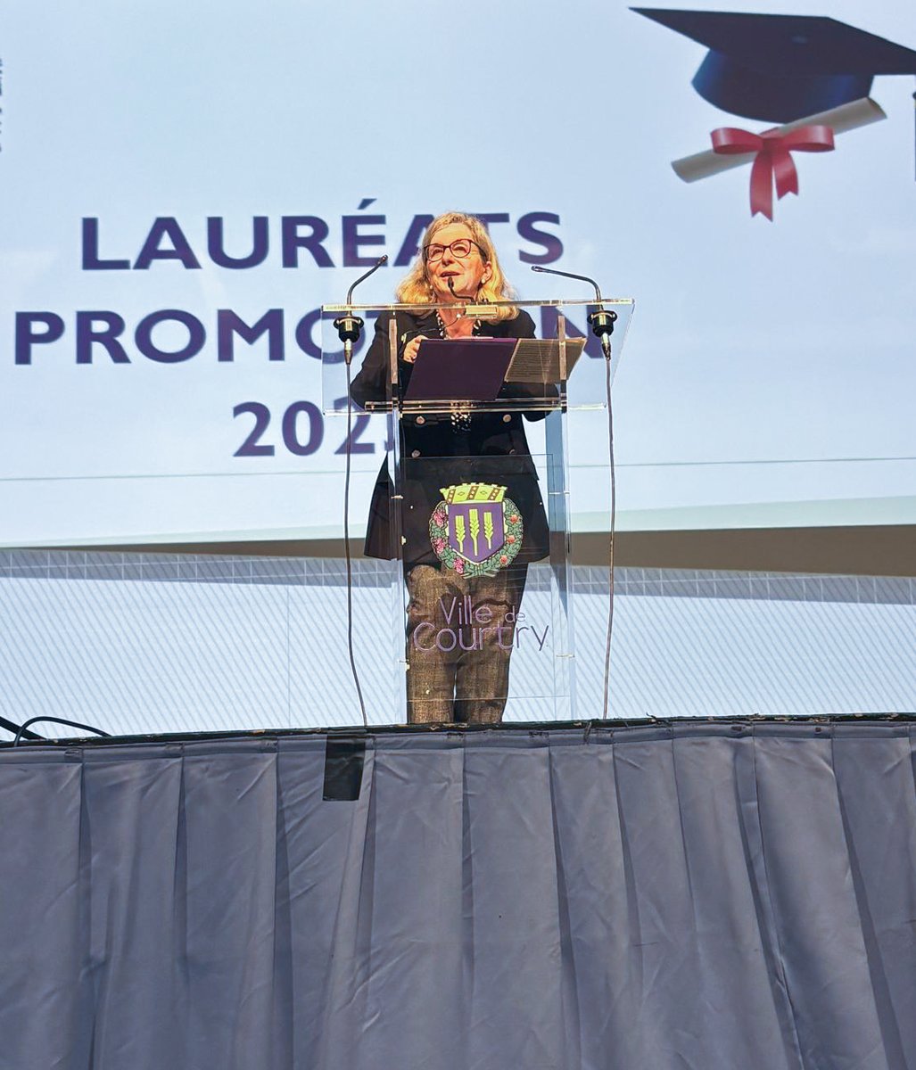 🎓 La directrice académique s’est rendue au collège Maria Callas de Courtry pour la remise des diplômes du Brevet et du Certificat général. 
🎉 Bravo à tous les lauréats pour cette belle         réussite ! Merci aux familles et aux équipes du collège pour votre engagement
