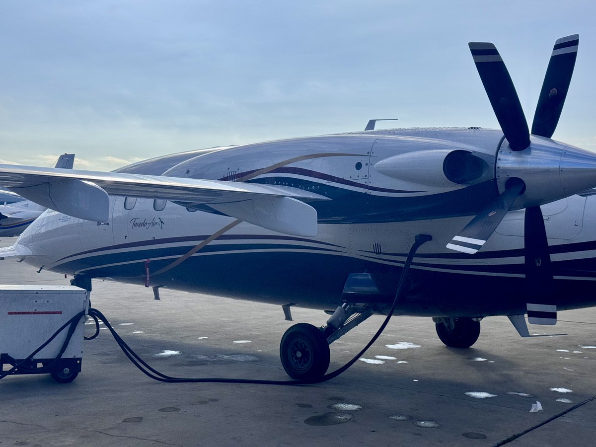 PIC_Colleen's tweet image. Looks like a super safe position for the GPU plug 😂