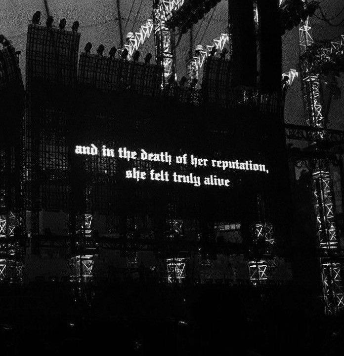 updatecharts's tweet image. Há 7 anos, Taylor Swift realizou seu último show da “reputation Stadium Tour”:

“E na morte da sua reputação, ela se sentiu verdadeiramente viva.”