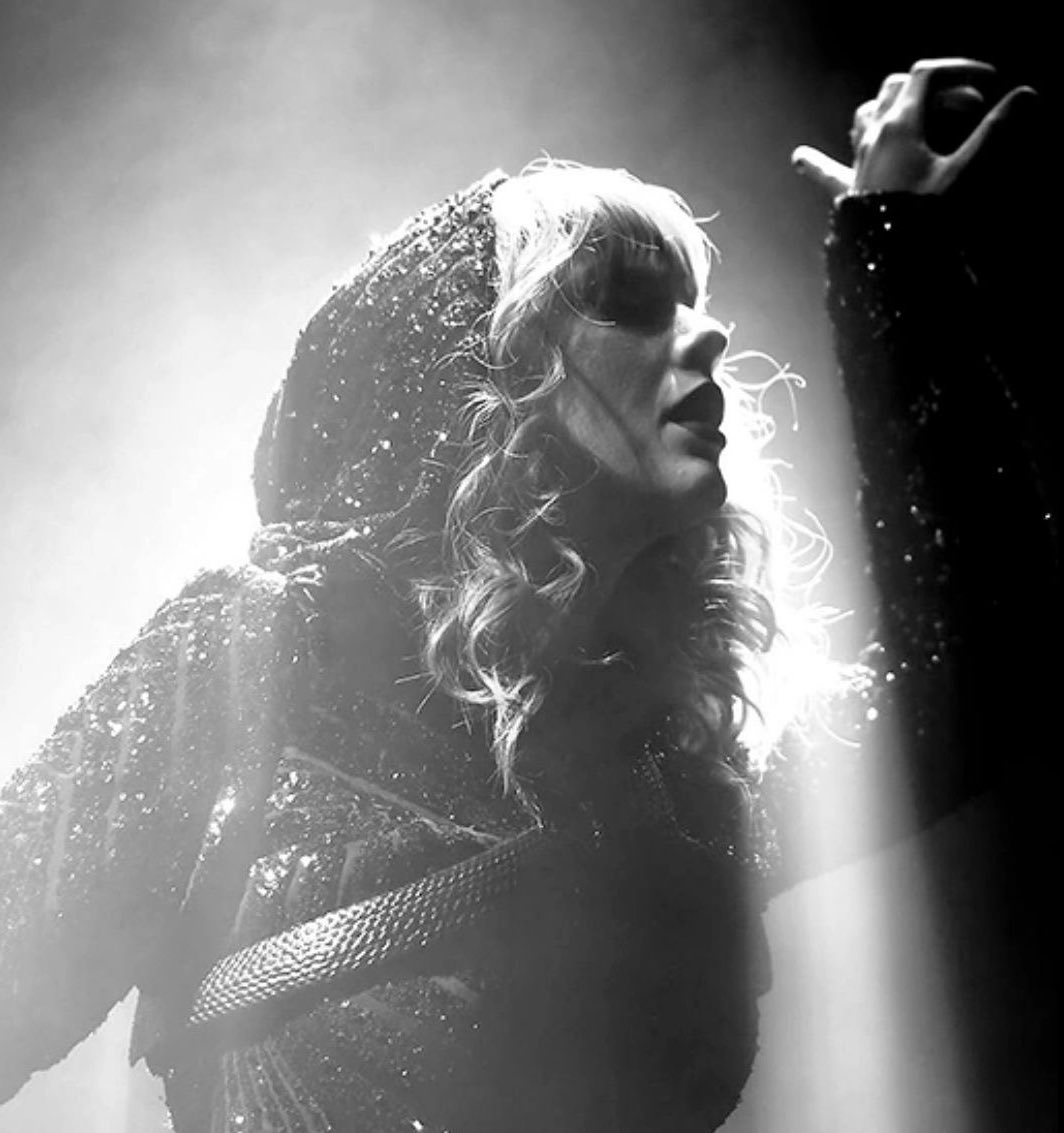 updatecharts's tweet image. Há 7 anos, Taylor Swift realizou seu último show da “reputation Stadium Tour”:

“E na morte da sua reputação, ela se sentiu verdadeiramente viva.”