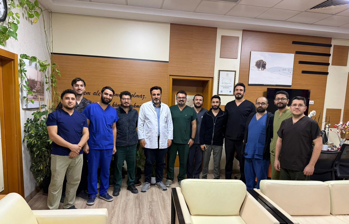 Mesai çıkışında üroloji hocalarımız ve değerli asistan hekimlerimizle bir araya geldik. Eğitimdeki katkıları ve yol göstericilikleriyle hocalarımıza; yoğun emekleri, enerjileri ve özverileriyle çalışan asistan hekimlerimize ayrı ayrı teşekkür ediyorum.
Hem eğitim hem hizmet