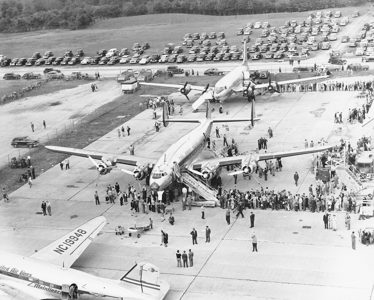 IFlyRhodeIsland's tweet image. We&apos;re celebrating #AviationHistoryMonth with some historic photos of PVD from the Rhode Island Secretary of State Archives. 📸✈️
1. Hillgrove Airport - 1946
2. Passengers inside the terminal - 1957
3. New terminal building - 1961
4. Aerial shot looking east - 1976
#FlyRI #PVD…