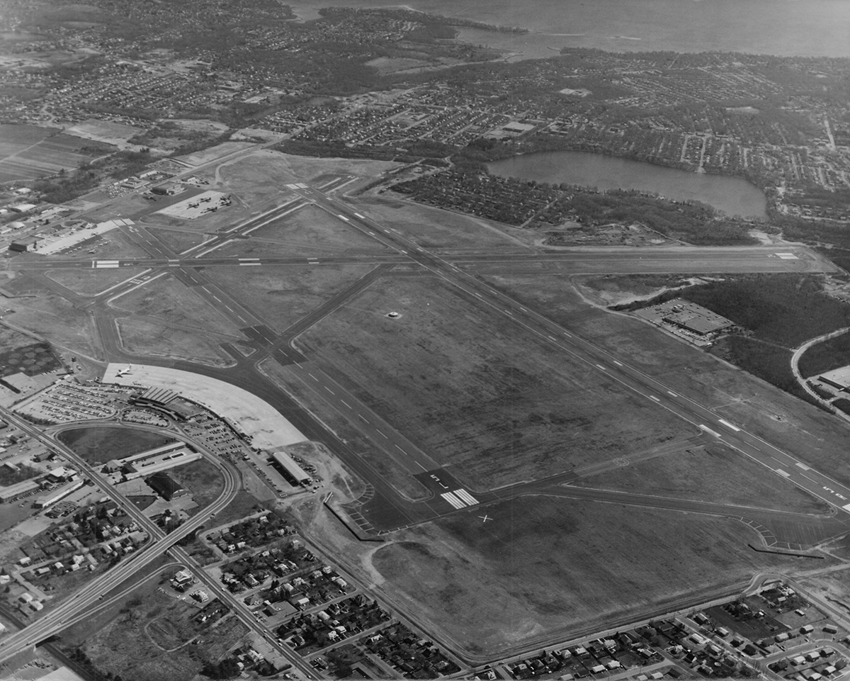 IFlyRhodeIsland's tweet image. We&apos;re celebrating #AviationHistoryMonth with some historic photos of PVD from the Rhode Island Secretary of State Archives. 📸✈️
1. Hillgrove Airport - 1946
2. Passengers inside the terminal - 1957
3. New terminal building - 1961
4. Aerial shot looking east - 1976
#FlyRI #PVD…
