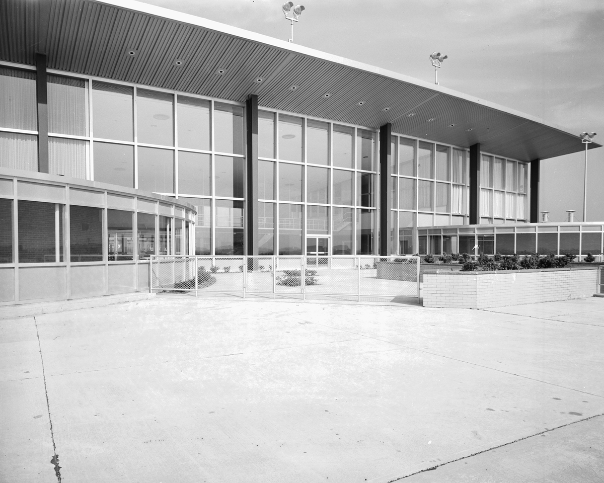 IFlyRhodeIsland's tweet image. We&apos;re celebrating #AviationHistoryMonth with some historic photos of PVD from the Rhode Island Secretary of State Archives. 📸✈️
1. Hillgrove Airport - 1946
2. Passengers inside the terminal - 1957
3. New terminal building - 1961
4. Aerial shot looking east - 1976
#FlyRI #PVD…