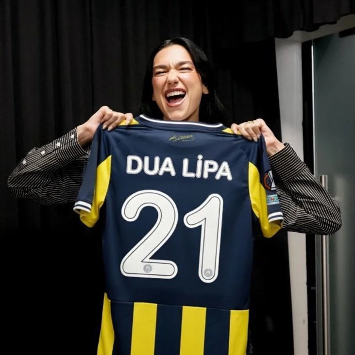 SaracogluSports's tweet image. Dua Lipa, Fenerbahçe formasıyla..