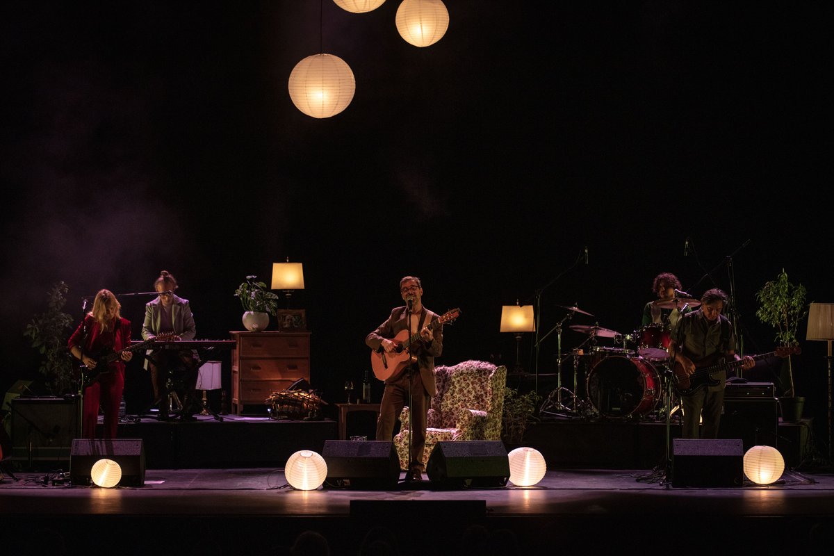 En la noche de ayer, Kevin Johansen presentó “Quiero mejor”, acompañado por el Feng Shui Project. Una sala colmada de público que disfrutó de un show cercano y lleno de poesía.