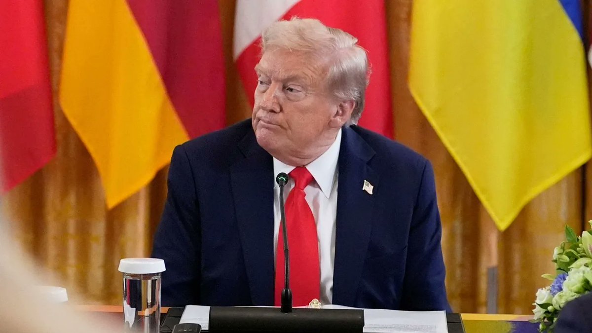 nexta_tv's tweet image. 🤡 The American “peace plan” contains phrases that were clearly written in Russian first

The Guardian reports that the U.S. “peace plan” includes several lines that were almost certainly drafted in Russian before being translated. In English they sound unnatural and out of place…