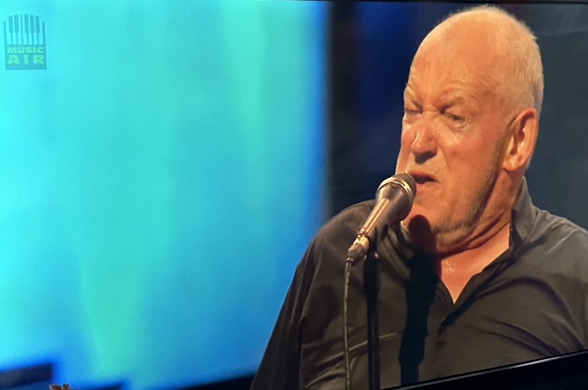 YTP2KAnAgxhqKpy's tweet image. ジョー・コッカーのライブやってるけどパワフルで声もよく出ててすごいなー。
亡くなる一年ほど前のライブらしい。
無茶したわりにお元気ですこと…もともと丈夫なかたなのね。