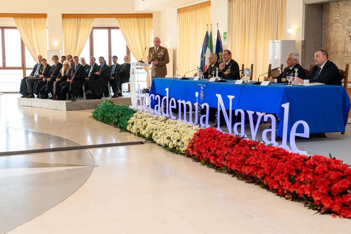 SM_Difesa's tweet image. 📍Accademia Navale di Livorno. Il Capo di #SMD Gen. Luciano #Portolano apre l’Anno Accademico 2025/2026 rivolgendosi ai giovani allievi e ufficiali frequentatori, italiani e stranieri.

💬«Viviamo una fase storica segnata da profonda incertezza e da sfide sempre più
