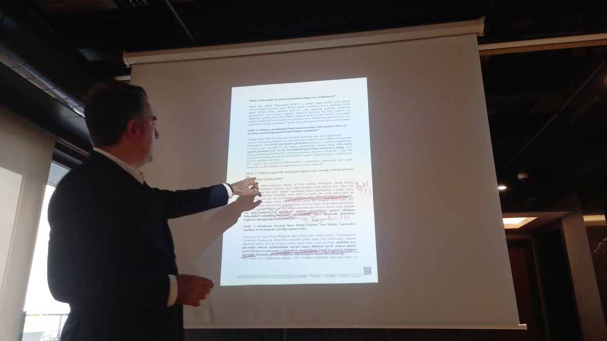 ZeynoooKuray's tweet image. Esenyurt&apos;ta dövülerek katledilen gazeteci #HakanTosun&apos;un avukatı Onur Cingil, İstanbul Barosu&apos;nda yaptığı basın toplantısında, cinayetin arka planını araştırması gereken dosya savcısının, maktul olan Tosun&apos;u &quot;suçlu&quot; olarak göstermeye çalıştığına dikkat çekti.
#HakanTosunaNeOldu