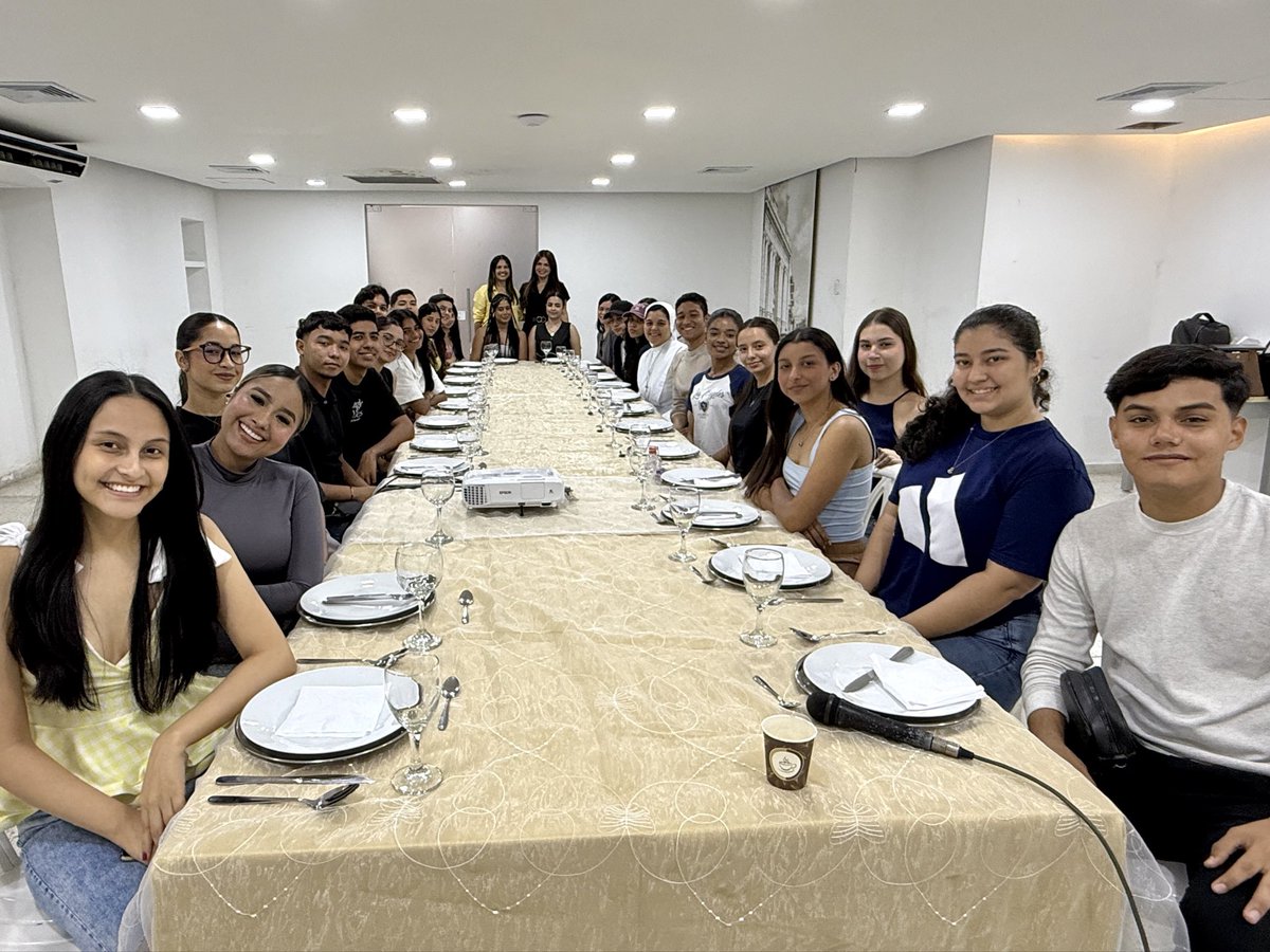 #EgresadosAlAula🤩

Recibimos en nuestra casa de estudio a la egresada Marianela Mendoza en la clase de Etiqueta y Protocolo, quien compartió valiosos consejos y prácticas desde su experiencia con los estudiantes de sexto semestre de Comunicación Social – Periodismo.💡✨
