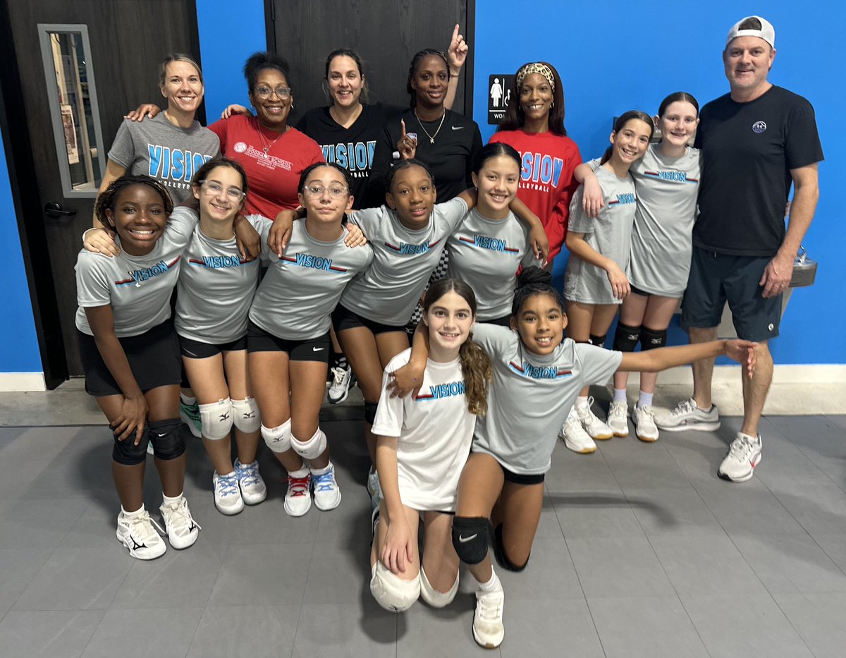 VisionVBClub1's tweet image. #Vision12RegionalBlack ended practice with a fun Parents vs. Players game! #WeAreVision #HighFiveSeason