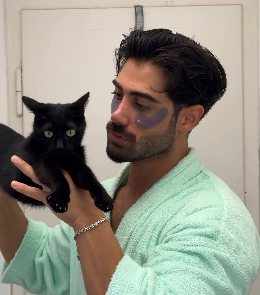 Conversando com ela sobre quais produtos de skincare eu deveria experimentar semana que vem.