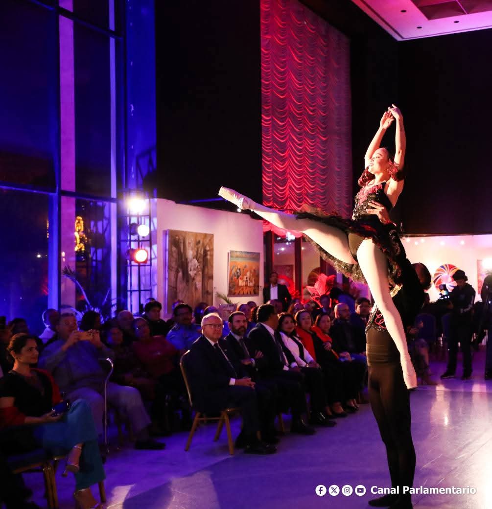 db_nicaragua's tweet photo. 📸✨ La Embajada de Rusia en Managua celebró el centenario de Maya Plisetskaya con una gala artística en el Salón de los Cristales del TNRD, honrando la trayectoria y legado de la legendaria Primera Bailarina del Bolshói. 🇳🇮🇷🇺
#Nicaragua
#Rusia
#TNRD https://t.co/NqSUDJBbyH