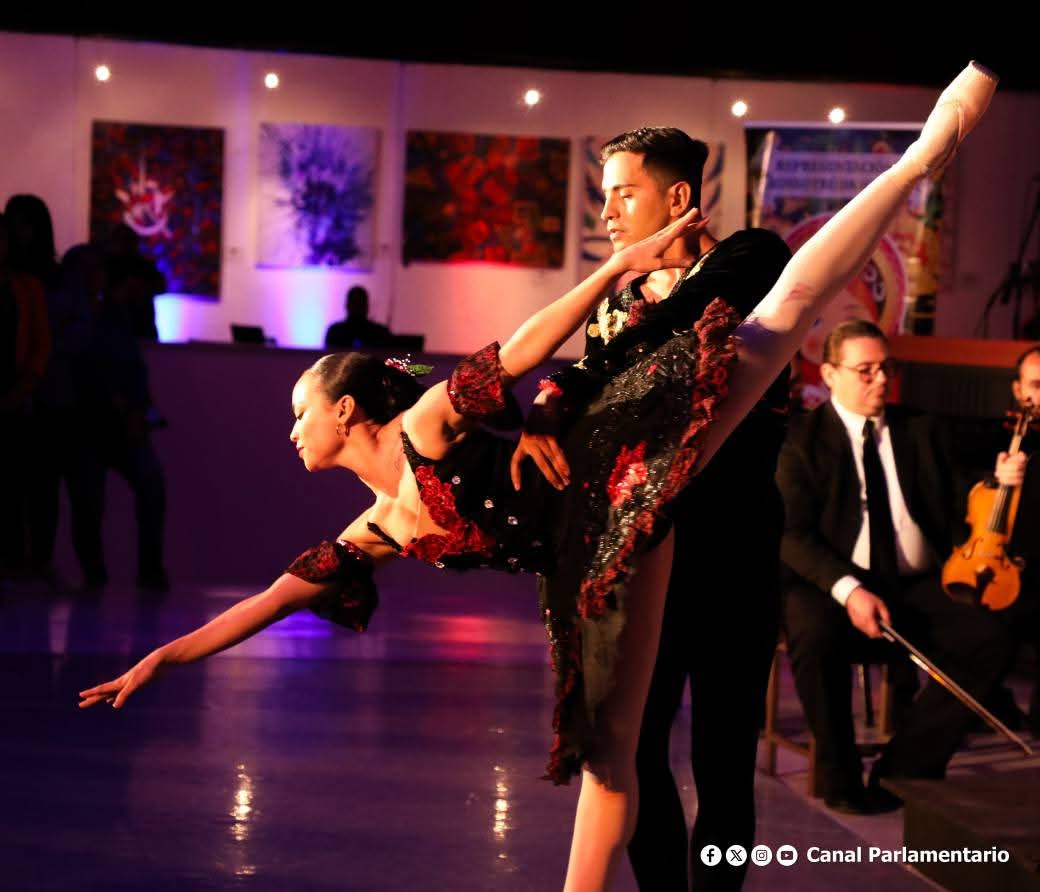 db_nicaragua's tweet photo. 📸✨ La Embajada de Rusia en Managua celebró el centenario de Maya Plisetskaya con una gala artística en el Salón de los Cristales del TNRD, honrando la trayectoria y legado de la legendaria Primera Bailarina del Bolshói. 🇳🇮🇷🇺
#Nicaragua
#Rusia
#TNRD https://t.co/NqSUDJBbyH