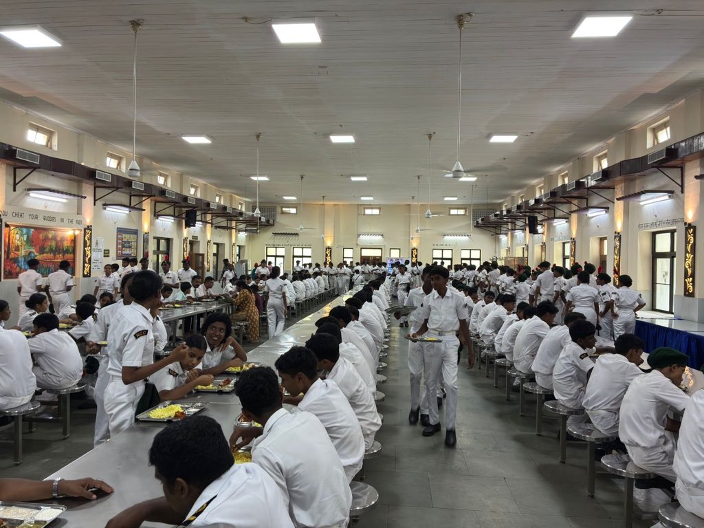 gpnccktym's tweet photo. 258 Naval Cadets alongwith 7 ANOs and PI Staff visit INS Sujata and INS Dronacharya today at Southern Naval Command, Kochi. Glimpses of the visit.
@KeralaNcc 
@dgncc_india 
@CMOKerala https://t.co/BL0lmGanIC