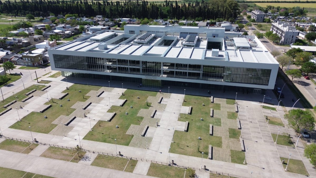 guillermojalvar's tweet photo. En la Invencible Provincia de Santa Fe el Gobernador @maxipullaro y la Ministra de Salud @silviaciancio1 están a días de inaugurar el Hospital público más moderno de Argentina.
El único de esta magnitud que abrirá sus puertas en estos 4 años en toda Argentina.
Abro hilo.
👇 https://t.co/uaihKjEPEE