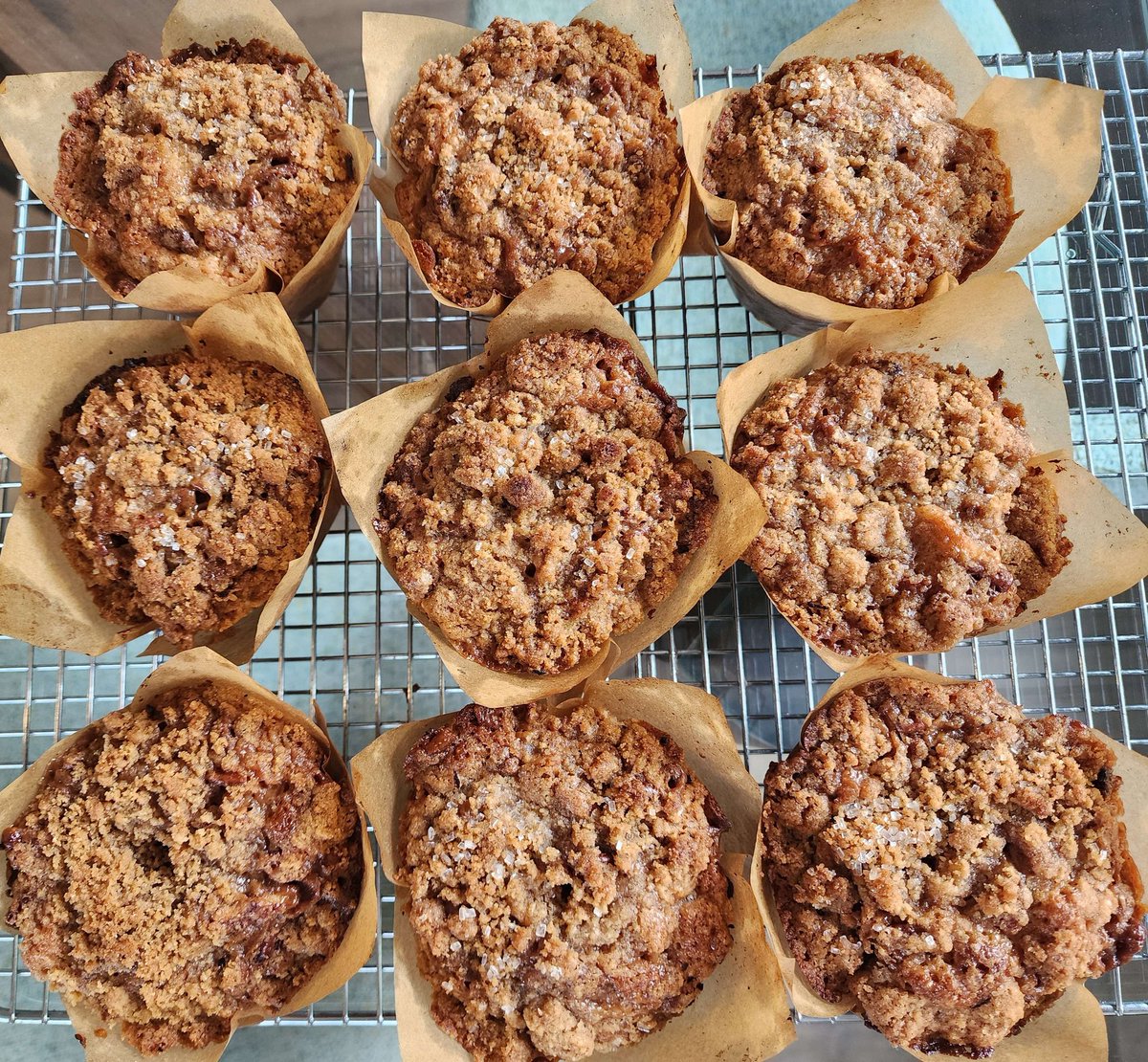 made some pecan pie muffins, filled with pecan pie filling and a cinnamon maple crumble :)
