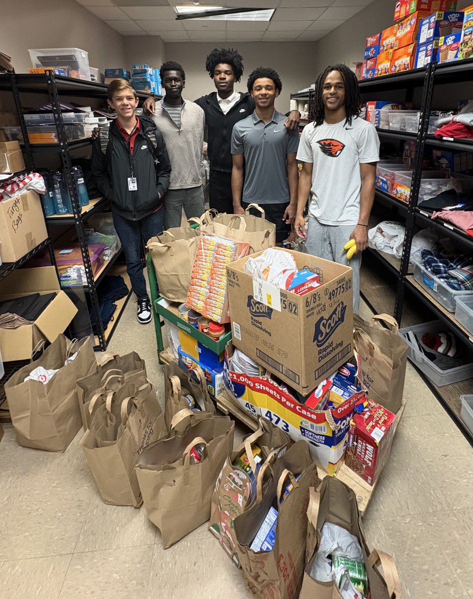 Thanks to the generosity from our fans and basketball family at the LH tip-off, we were able to make a large donation to help our community over Thanksgiving Break! 🏀🐾 #Family