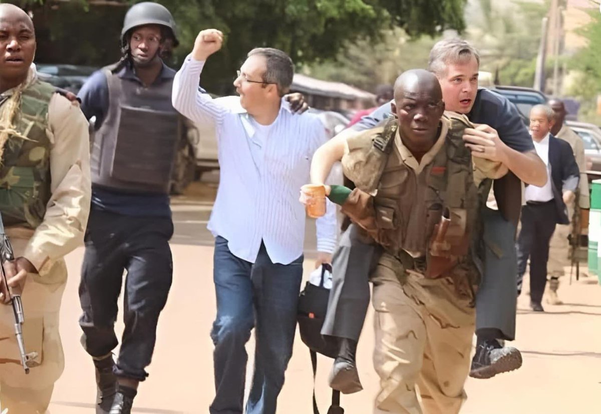 🇲🇱 #Mali 🇫🇷#france 
Une image mille mots.
Des amis d’hier peuvent devenir des ennemis jurés demain. 
Comment comprendre toute cette cabale médiatique contre un pays frère et ami (surtout ancienne colonie) ?