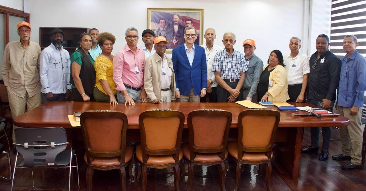 #ElPaísTN l Ministro de Trabajo y sindicato de trabajadores se reúnen

Puedes ampliar estas y otras informaciones, entrando directamente en el link. telenoticias.com.do/ministro-de-tr…

#Telesistema11 #Telenoticia