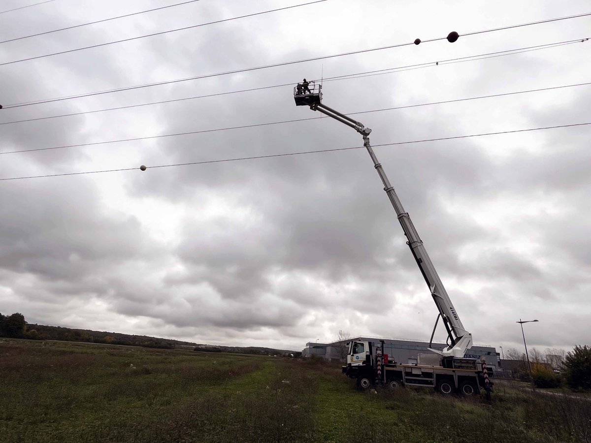 #LeSaviezVous ? Des balises colorées et lumineuses assurent la visibilité de nos lignes électriques près des aéroports, de jour comme de nuit ✈️

Grâce à la nacelle PEMP spécialement conçue, nos équipes <a href="/rte_france/">RTE</a> interviennent sous tension rapidement et en toute #Sécurité