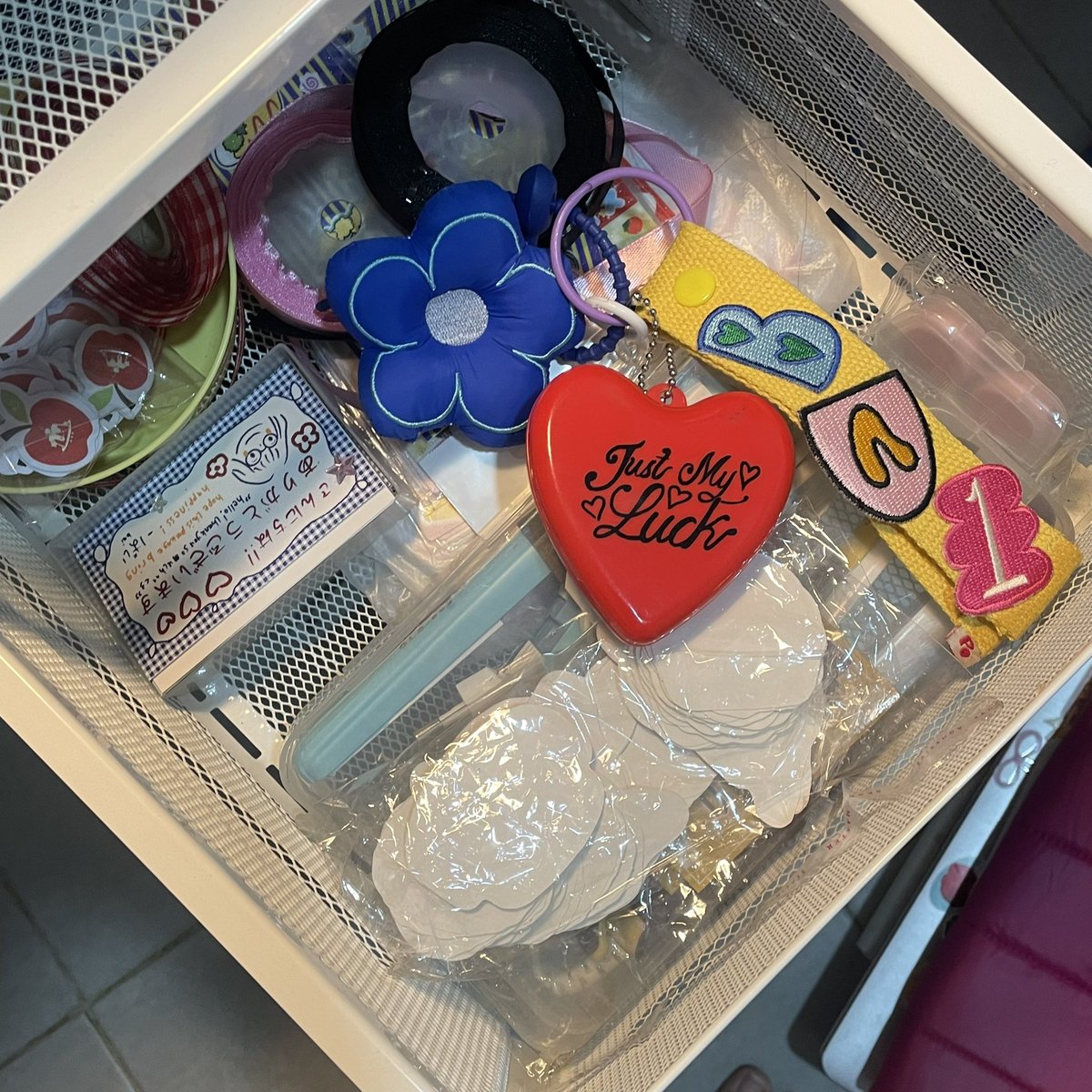 jakeinism's tweet image. found my elements, while do a room reset♥️🚗🍎🍟💙🧢🅿️👔💛🐝🎫💊