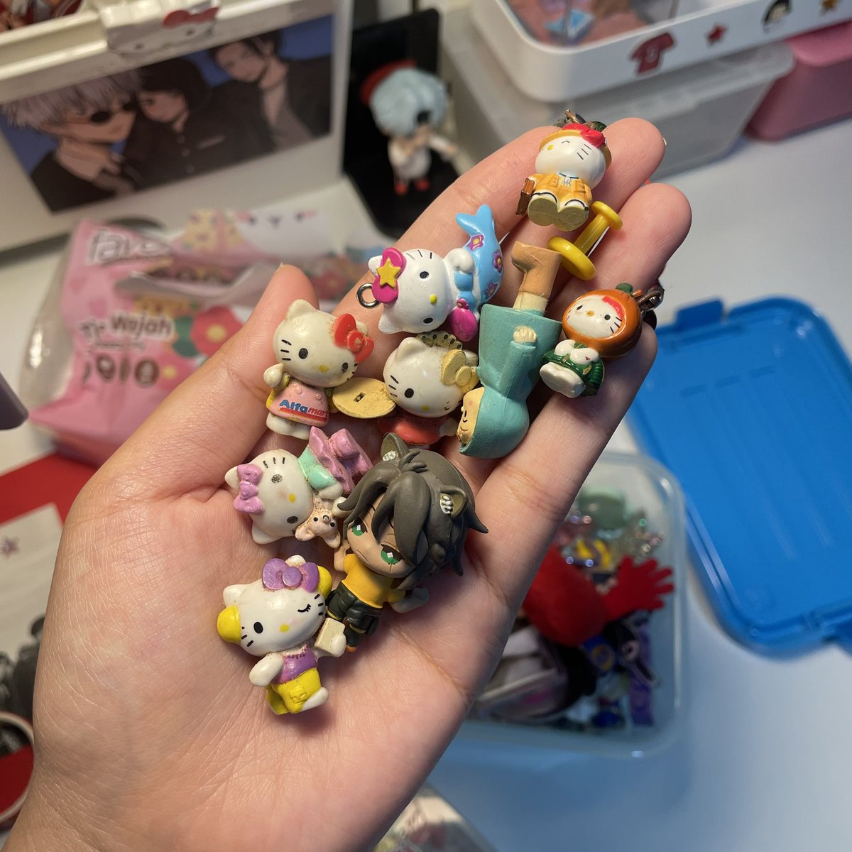 jakeinism's tweet image. found my elements, while do a room reset♥️🚗🍎🍟💙🧢🅿️👔💛🐝🎫💊