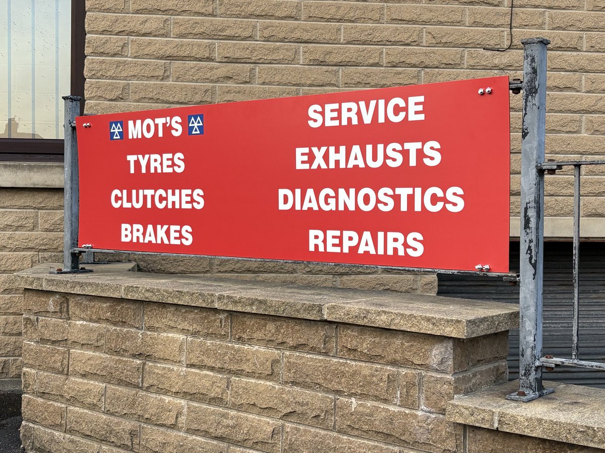 RonLeeLtd's tweet photo. Don’t forget we are your one stop for car maintenance and repairs … AND there’s still 10% off ALL TYRES Until 1st Dec 🥳… We will even swap your summer air for winter air FREE OF CHARGE 😬🤔😂 https://t.co/YFC9A0hJ3r