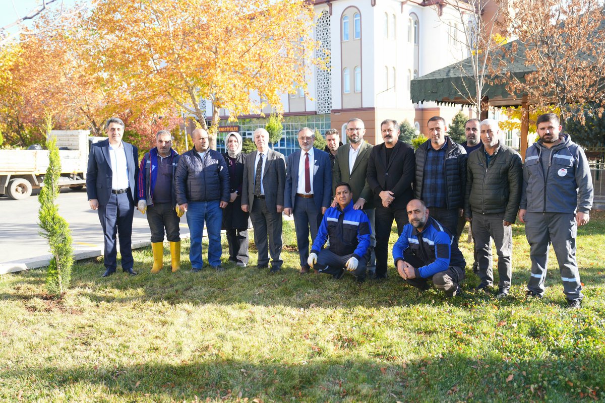 Bingöl Üniversitesi kampüsünde çevre bilincini artırmak ve daha yeşil bir yaşam alanı oluşturmak amacıyla fidan dikimi etkinliği düzenlendi. Bu kapsamda, 2025 yılı içerisinde toplam 2501. fidan kampüsün farklı bölgelerine dikildi.

Etkinliğe Bingöl Üniversitesi Rektörü Prof. Dr.