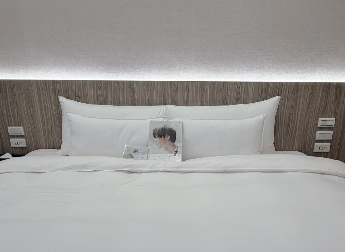 ilovepurinhk's tweet image. ホテルです☺️
ホテルのスタッフの方とお話したり、一緒に写真集を観たりしましたねー😆

#猪塚健太写真集
#猪塚健太