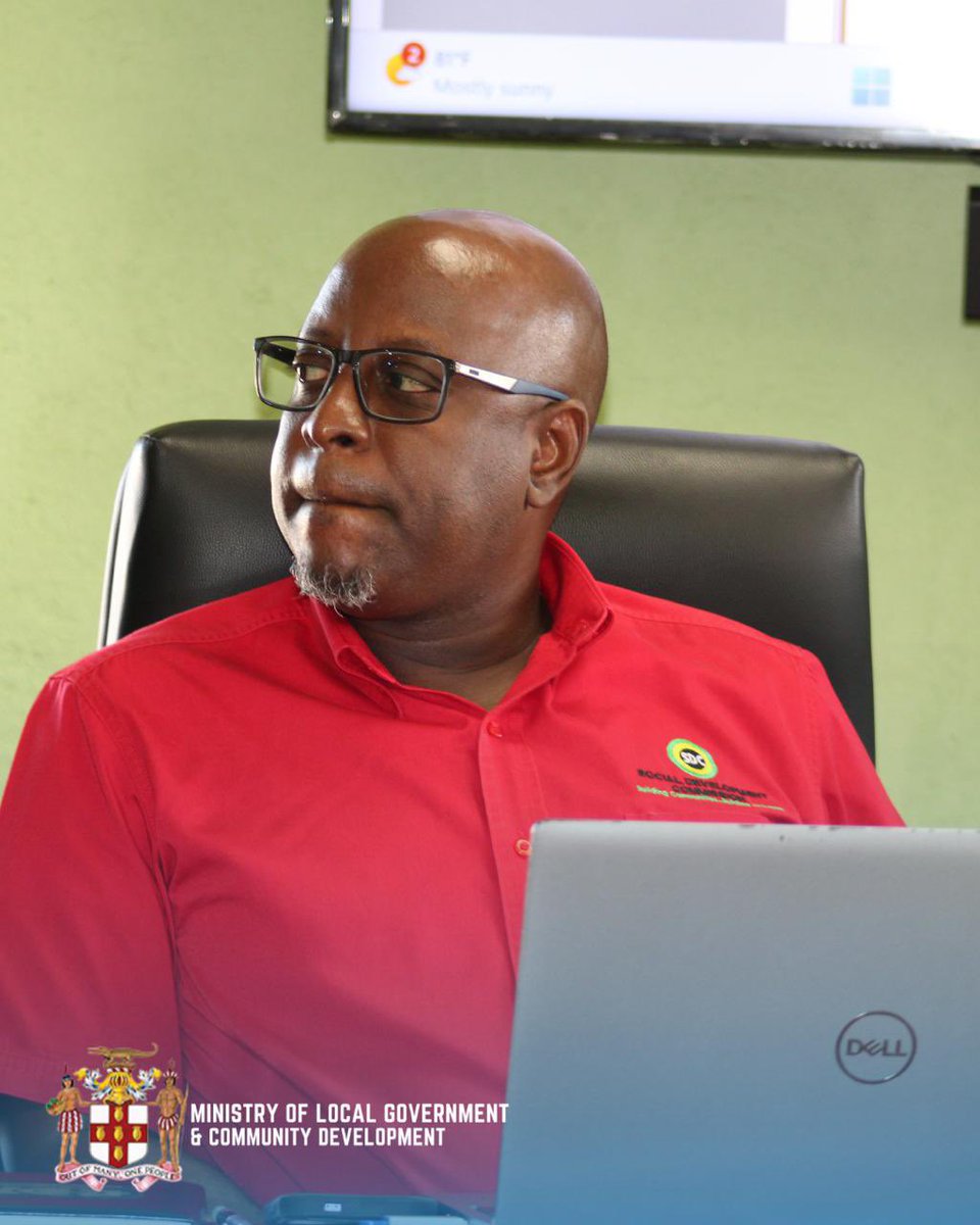LocalGovJa's tweet image. Hon. Desmond McKenzie convened a meeting with the heads of our affiliate agencies to properly strategize and coordinate the way forward, as it relates to Human Resources, building infrastructure and funding following the passage of Hurricane Melissa. #LocalGovAtWork