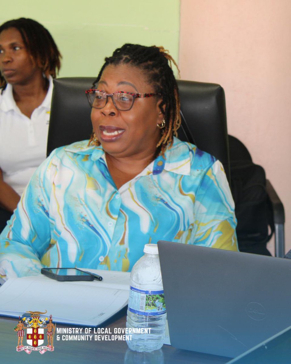 LocalGovJa's tweet image. Hon. Desmond McKenzie convened a meeting with the heads of our affiliate agencies to properly strategize and coordinate the way forward, as it relates to Human Resources, building infrastructure and funding following the passage of Hurricane Melissa. #LocalGovAtWork