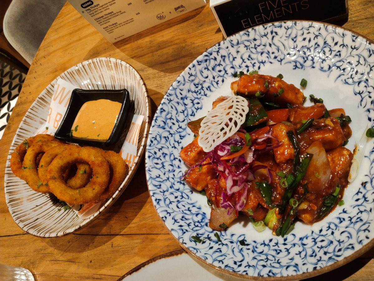 Sunitasriv's tweet image. Onion rings and paneer chilli, must try combo #dinnerdate #WeekendVibes