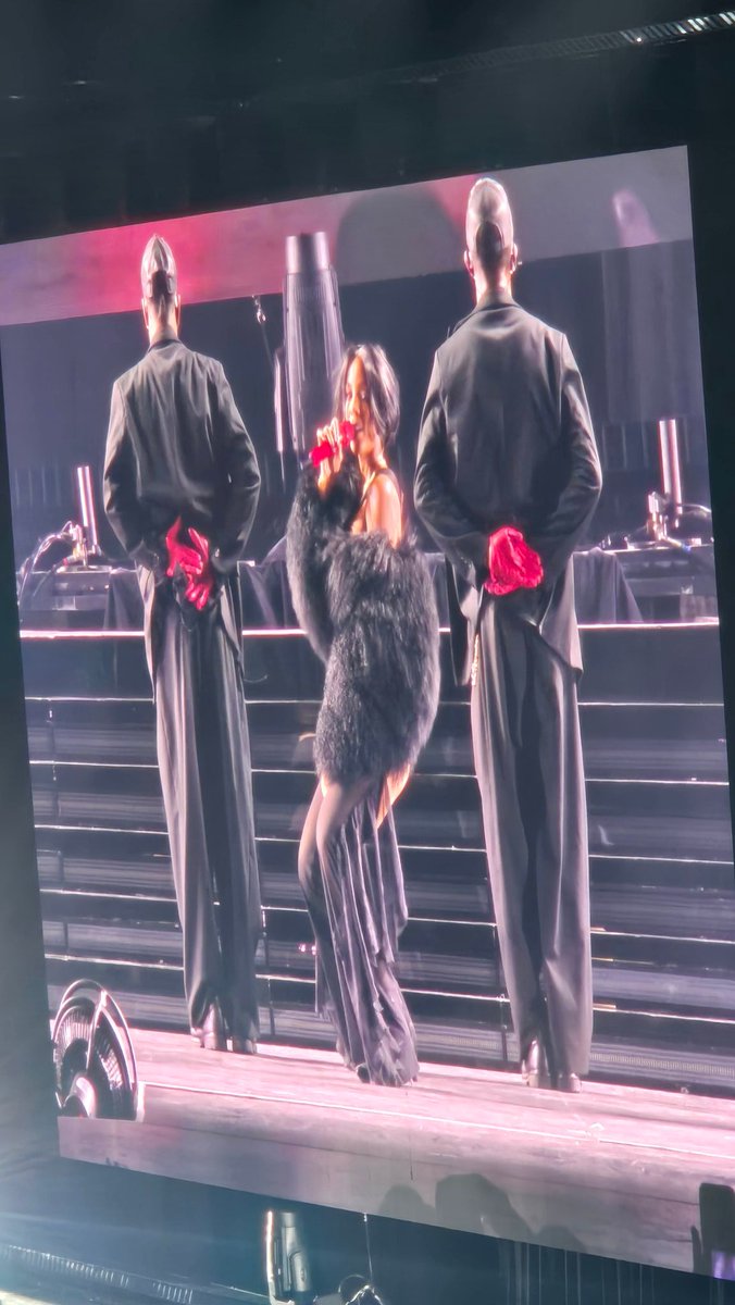 Trissy003's tweet image. Kelly Rowland 

#TheBoyIsMineTour
#BarclaysCenter