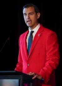 TheHowlLine's tweet image. ATTENTION LOBO NATION:
Can we take a moment to appreciate  OUR amazing athletic director Fernando Lovo ( @flovom )?

This man has completely transformed UNM Athletics. The culture. The energy. The belief. The standard.

Everything we feel right now, the momentum, the pride, the…