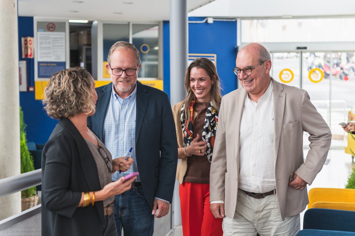 | 🚍🤝 𝙈𝙊𝙑𝙄𝙇𝙄𝘿𝘼𝘿 𝙎𝙊𝙎𝙏𝙀𝙉𝙄𝘽𝙇𝙀 |

Recibimos a <a href="/MariaFdezPerez/">María Fernández</a>, directora general de Transportes y Movilidad del Gobierno de Canaria para mostrar cómo trabajamos en Guaguas Municipales y compartir los avances de nuestro plan de inversiones: 22 nuevos vehículos,