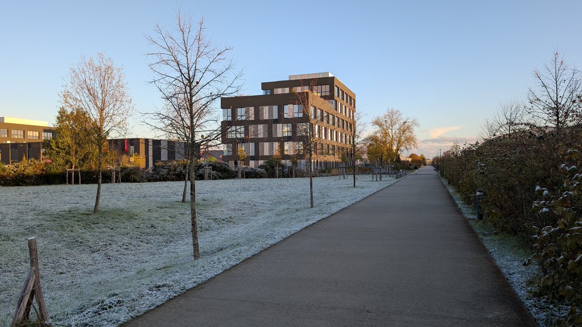 La neige est tombée la nuit dernière sur Angers, et un paysage glacé a pris sa place ce matin sur le chemin de l'agence. Toujours sympa de voir ça ! ❄️👀