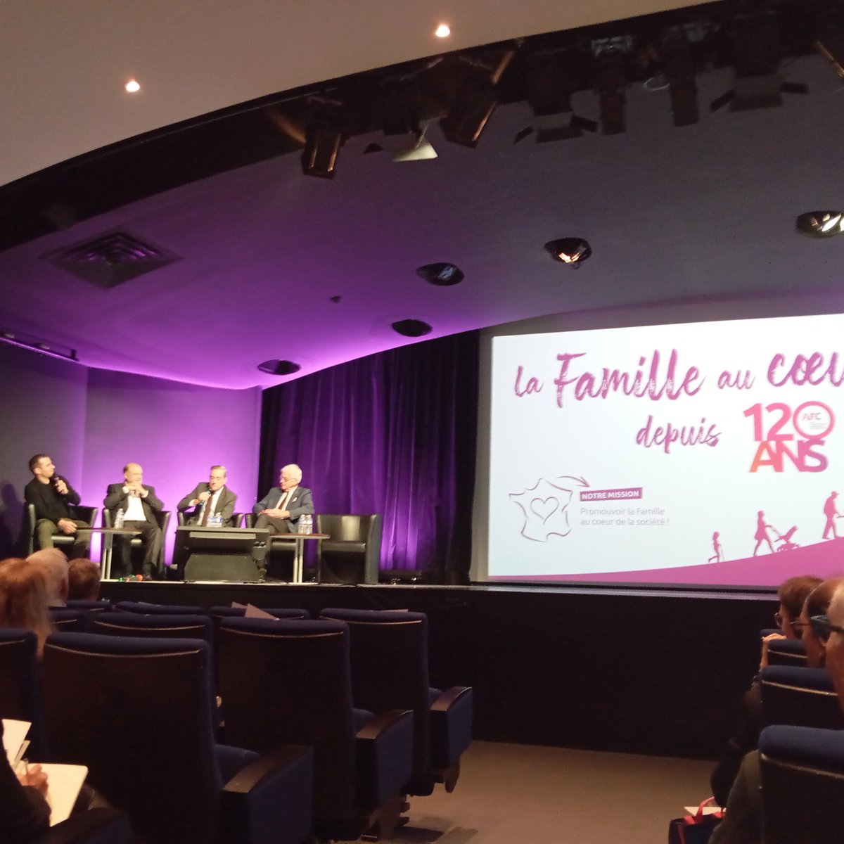 Actuellement #colloque120ansAFC avec des tables rondes enrichissantes au nom de la #Famille !
Merci 🙏🏻